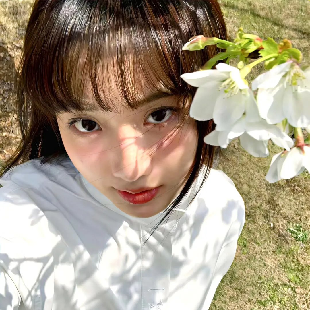 《某女星机场黑脸拒合影，助理推搡粉丝引争议》配图
