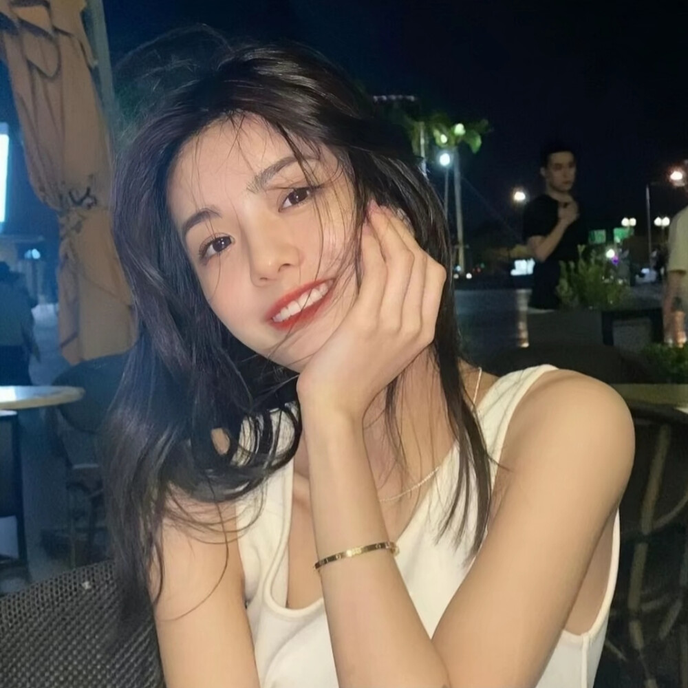 《某影帝被偶遇路边摊吃面，毫无架子》配图